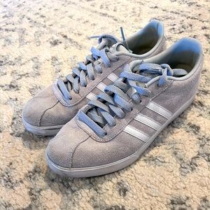 Womens 8.5 adidas low court sneakers light gray/white